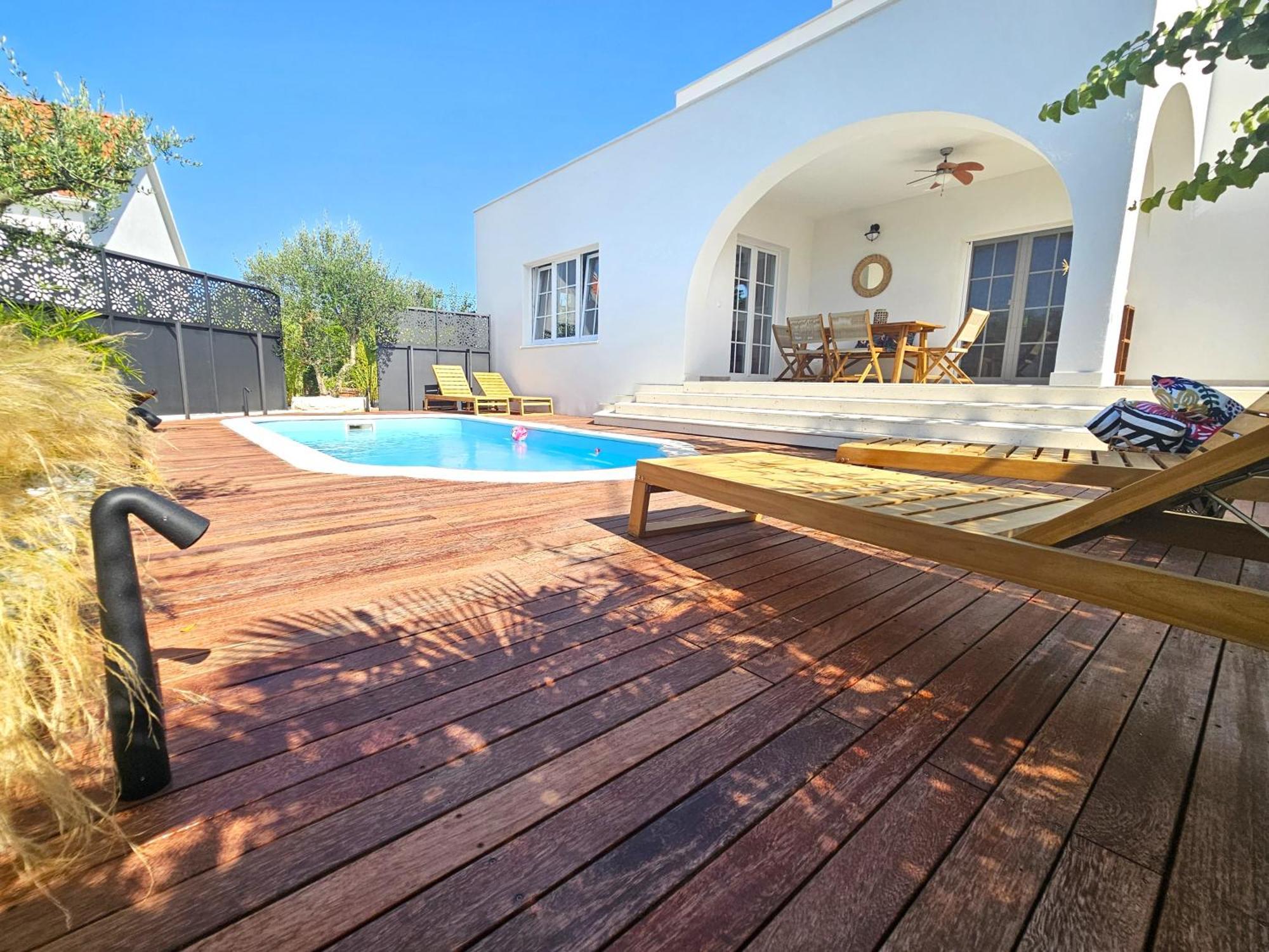 The Three Flowers Pool House โตรกีร์ ภายนอก รูปภาพ