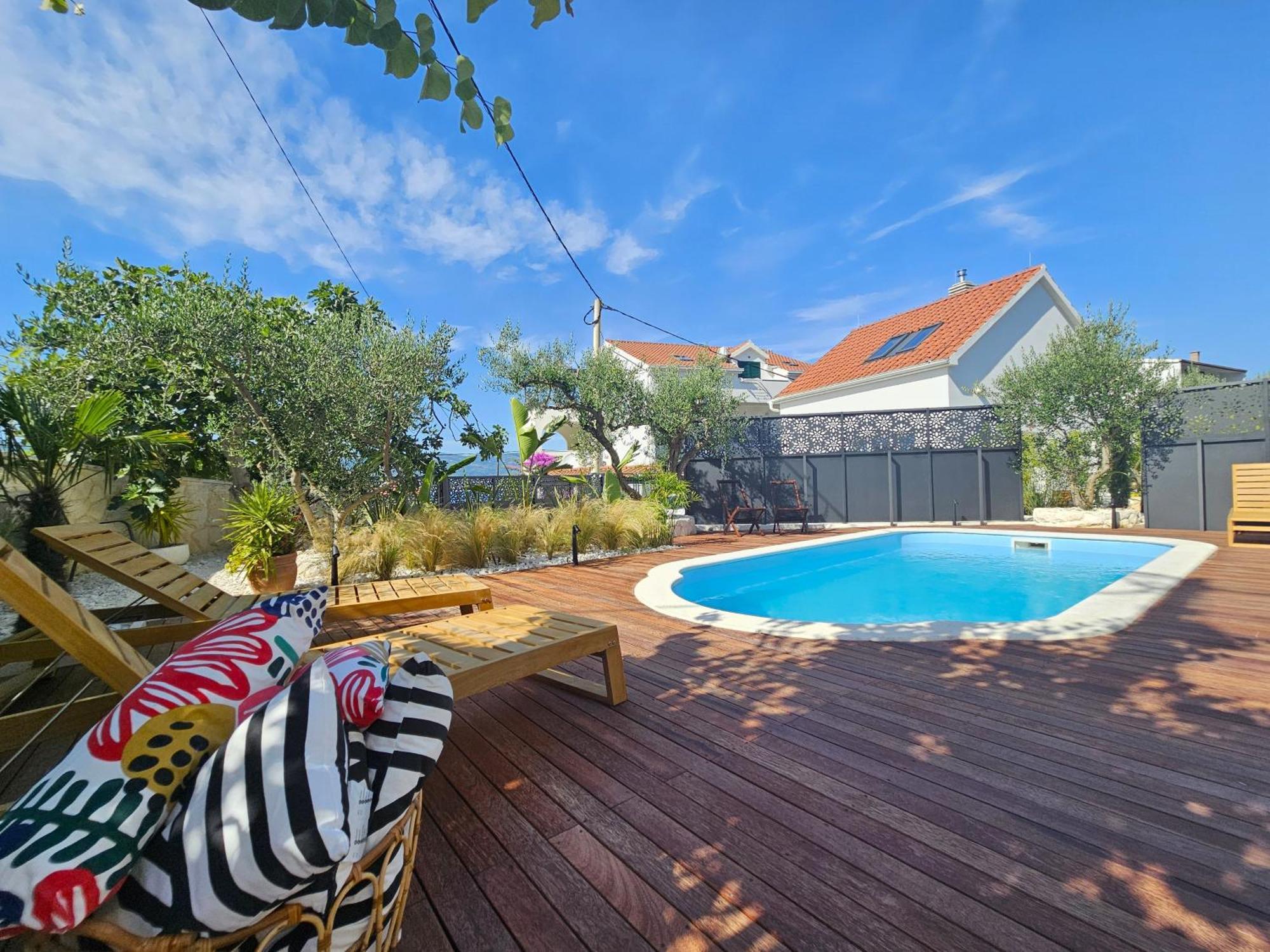 The Three Flowers Pool House โตรกีร์ ภายนอก รูปภาพ