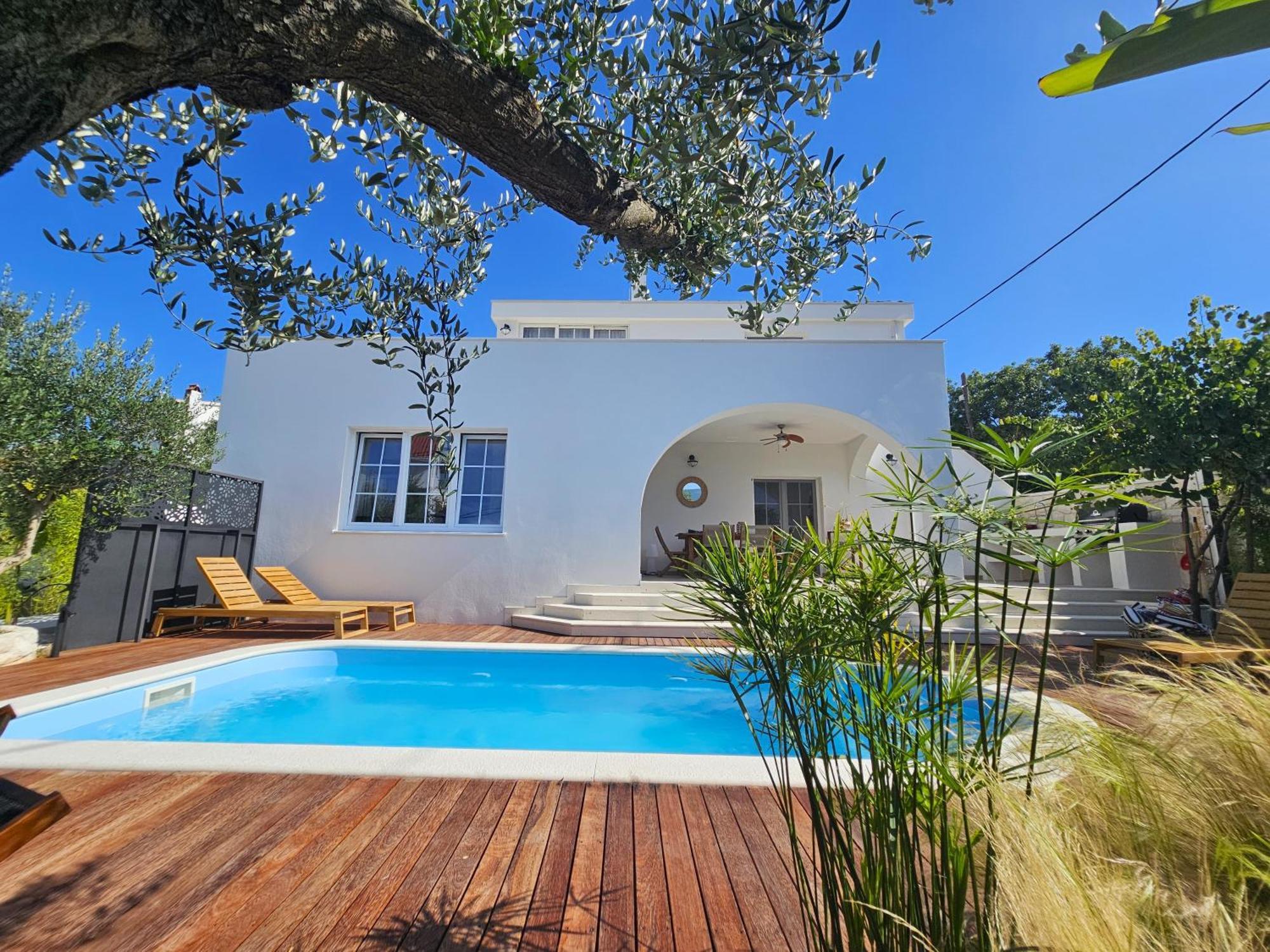The Three Flowers Pool House โตรกีร์ ภายนอก รูปภาพ