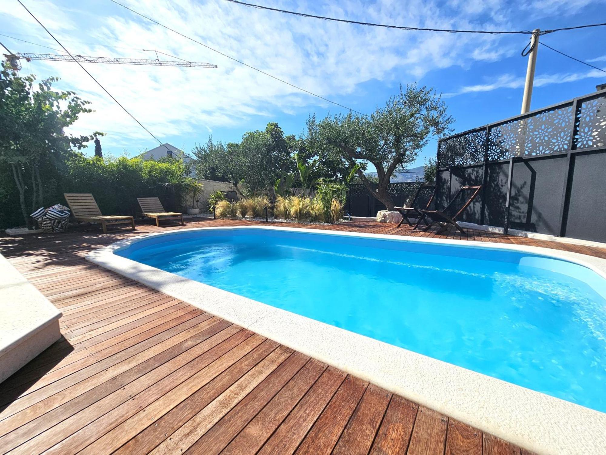 The Three Flowers Pool House โตรกีร์ ภายนอก รูปภาพ