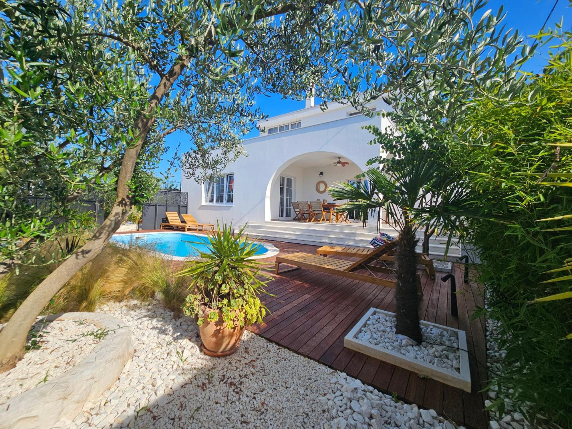The Three Flowers Pool House โตรกีร์ ภายนอก รูปภาพ