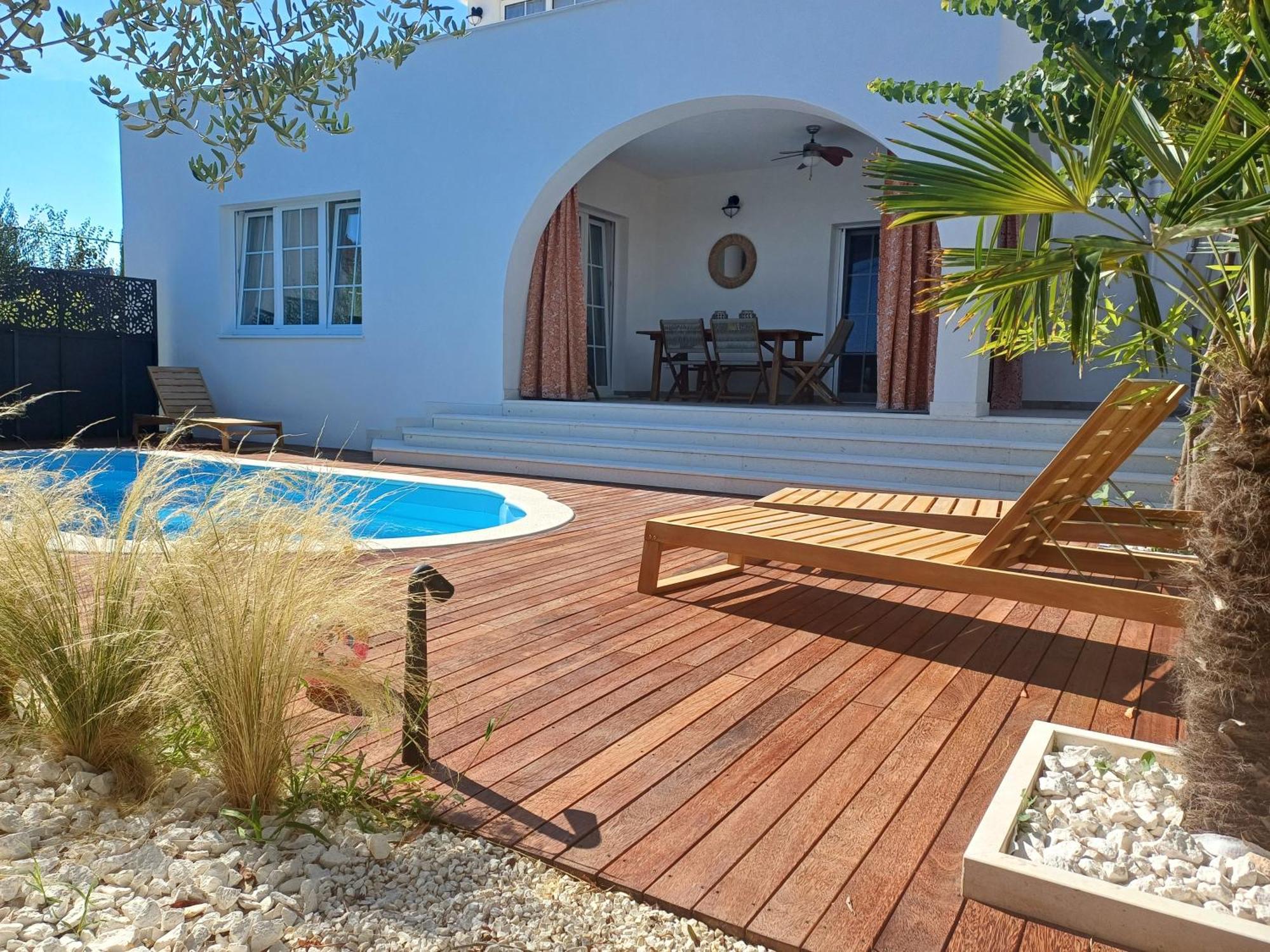 The Three Flowers Pool House โตรกีร์ ภายนอก รูปภาพ
